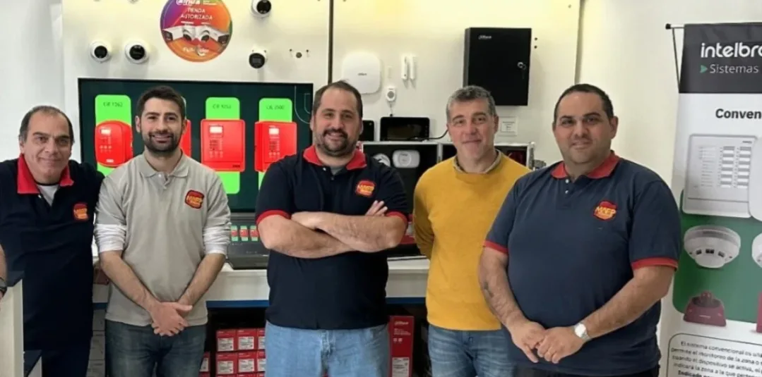 Equipo técnico y comercial de MAFP Tecnología durante una certificación de 2024 junto a Intelbras